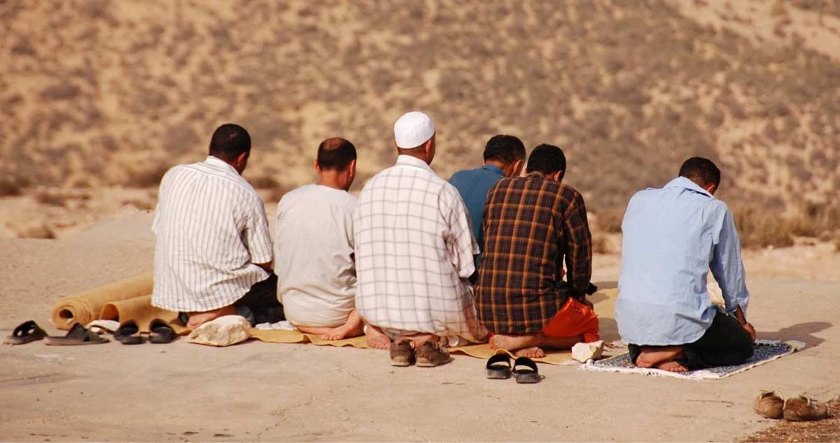 How to pray Zuhr and Asr together when Traveling?